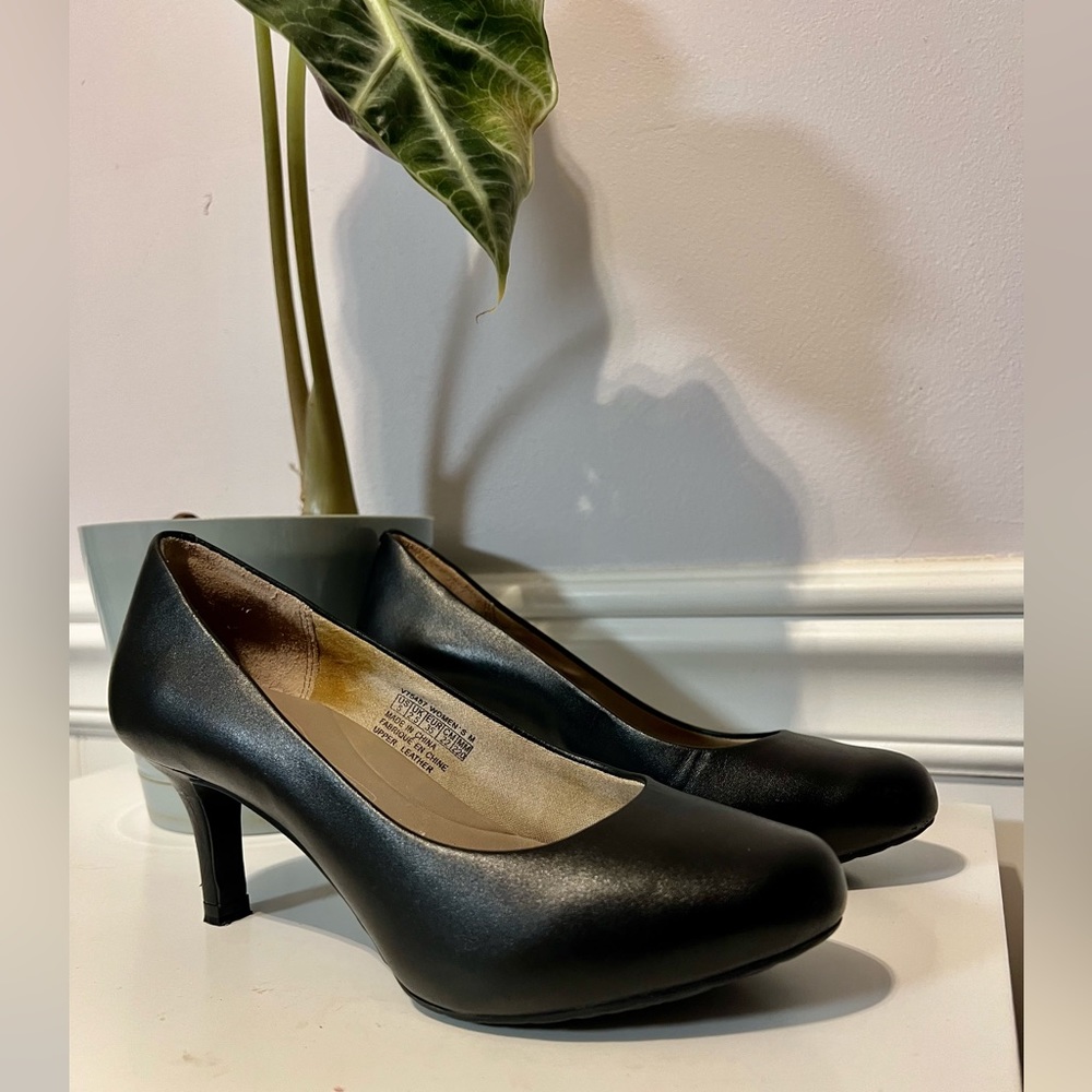 NWOT Formal shoes by Rockport Walkability